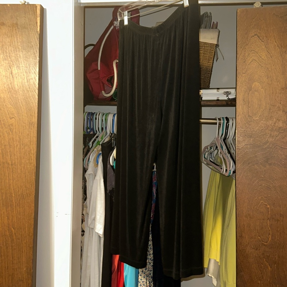 Chico’s Travelers Size 2 (Medium) Black Cropped Pants
